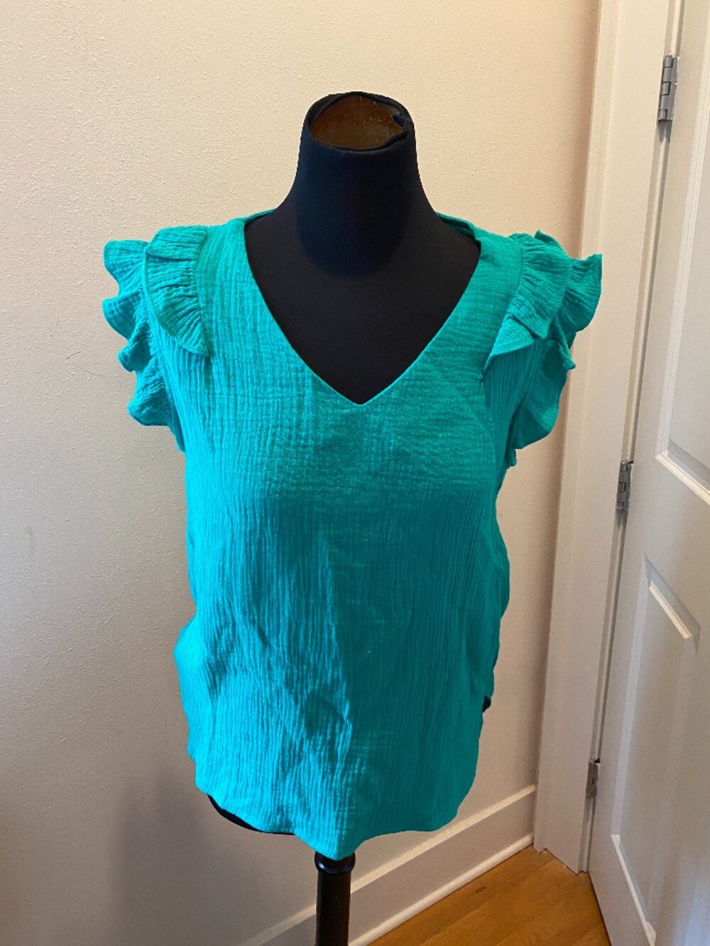 Bibi Ruffled Edge V-Neck Wrinkle Gauze Top in Kelly Green